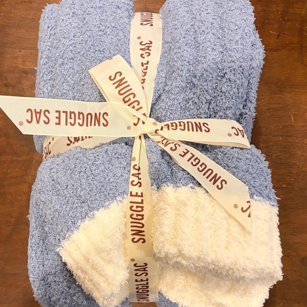 Blue and White Throw Blanket - Snuggle sac